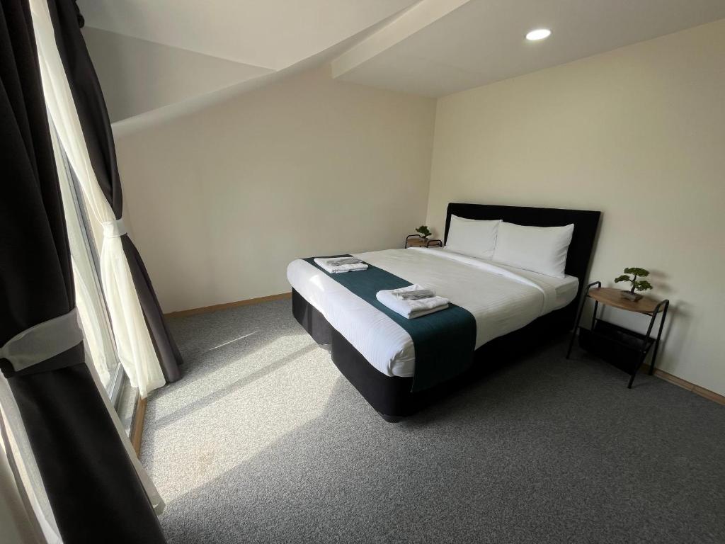 New Garden Airport Hotel - Deluxe King Suite