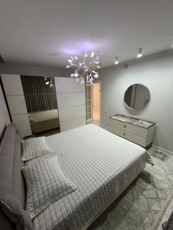 Postel nebo postele na pokoji v ubytování Элитная квартира в самом центре города