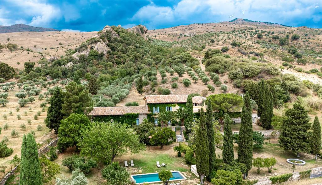 uma vista aérea de uma casa com uma montanha em Tenuta Rustìca 1519 em Roccella Valdemone