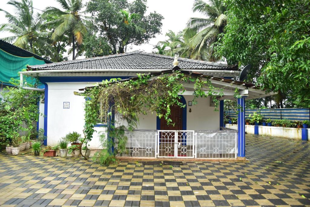 Casa DCM and Esmeralda - Villa's and Lake view Rooms in Bambolim with Swimming Pool acces - Housity