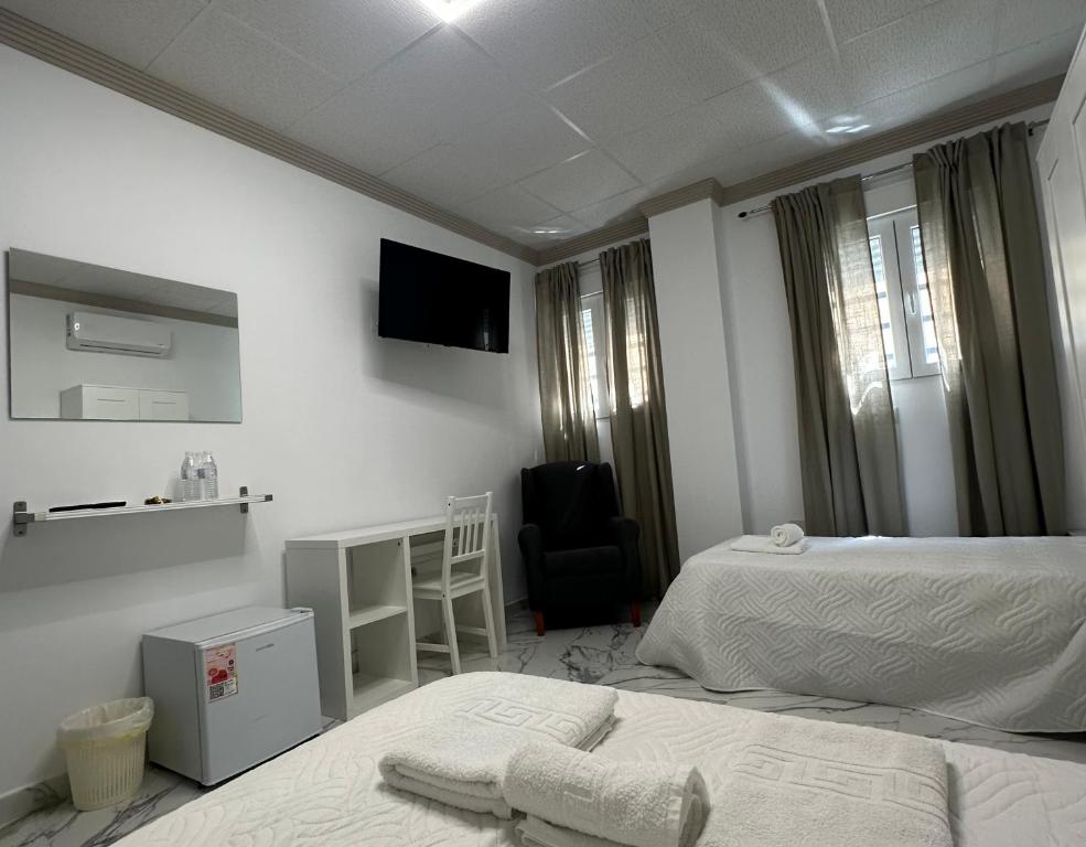 A bed or beds in a room at Hotel Avenida