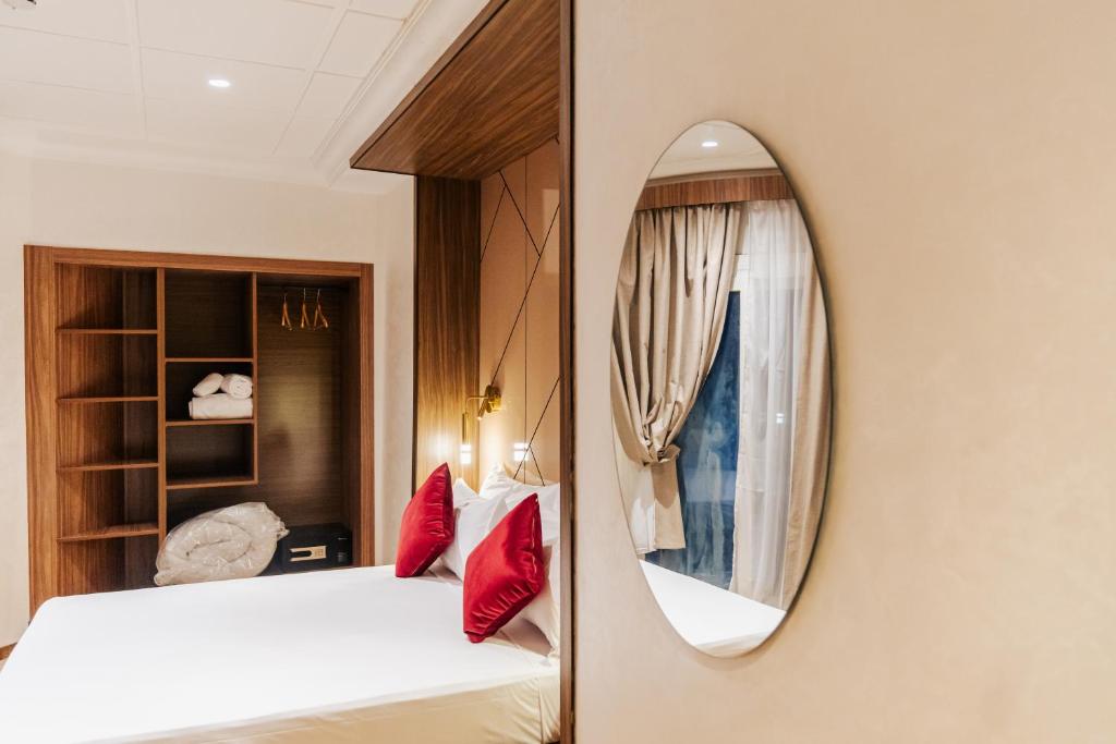 una camera da letto con specchio a parete di Hotel Charf a Tangeri