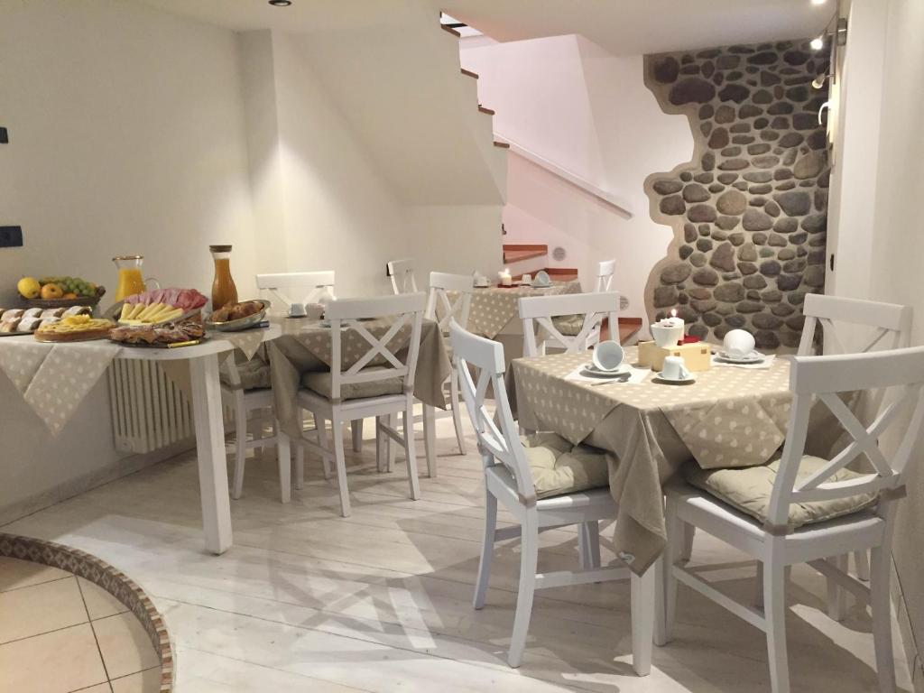jadalnia ze stołem i krzesłami z jedzeniem w obiekcie B&B Rosso Pila w Trydencie