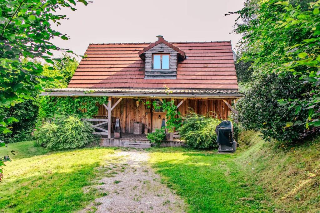 Κήπος έξω από το Chalet charmant à Marigny-l'Église avec cheminée