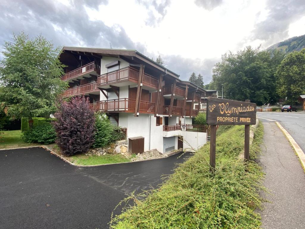 un bâtiment avec une enseigne devant lui dans l'établissement Appartement avec balcon à Praz-sur-Arly 40 m² vue montagne, à Praz-sur-Arly