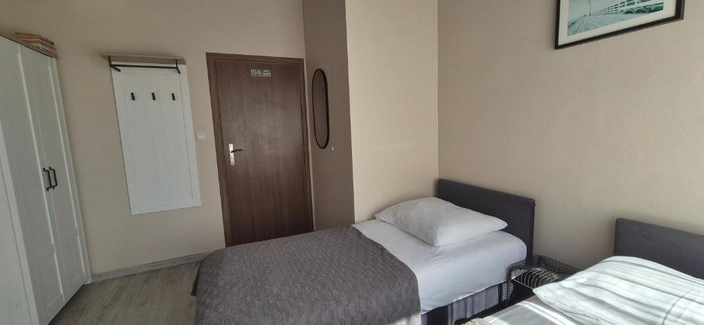 Postel nebo postele na pokoji v ubytování Sejf House