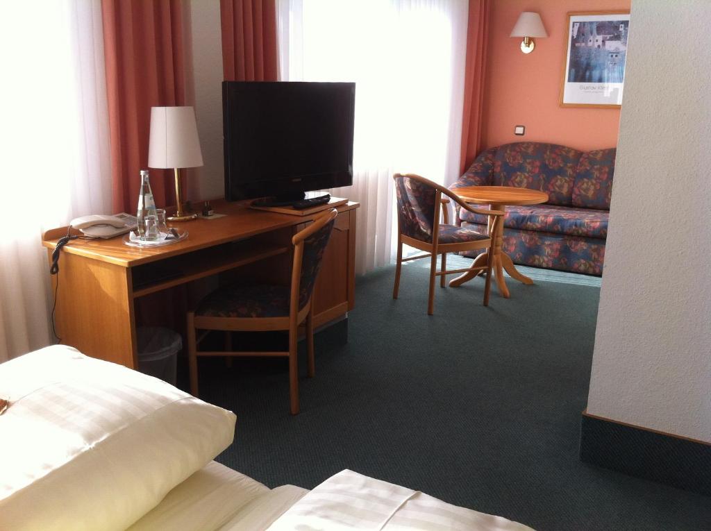TV a/nebo společenská místnost v ubytování Knüllhotel Tann-Eck