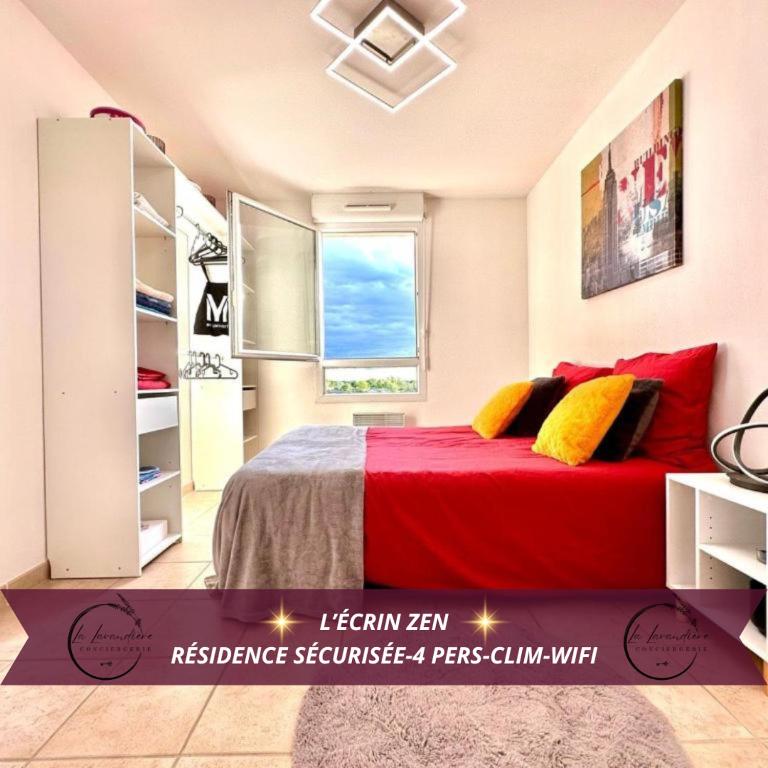 - une chambre avec un lit rouge et une fenêtre dans l'établissement L'Écrin Zen, Privé-Parking-CLIM-WIFI-4 pers, à Istres