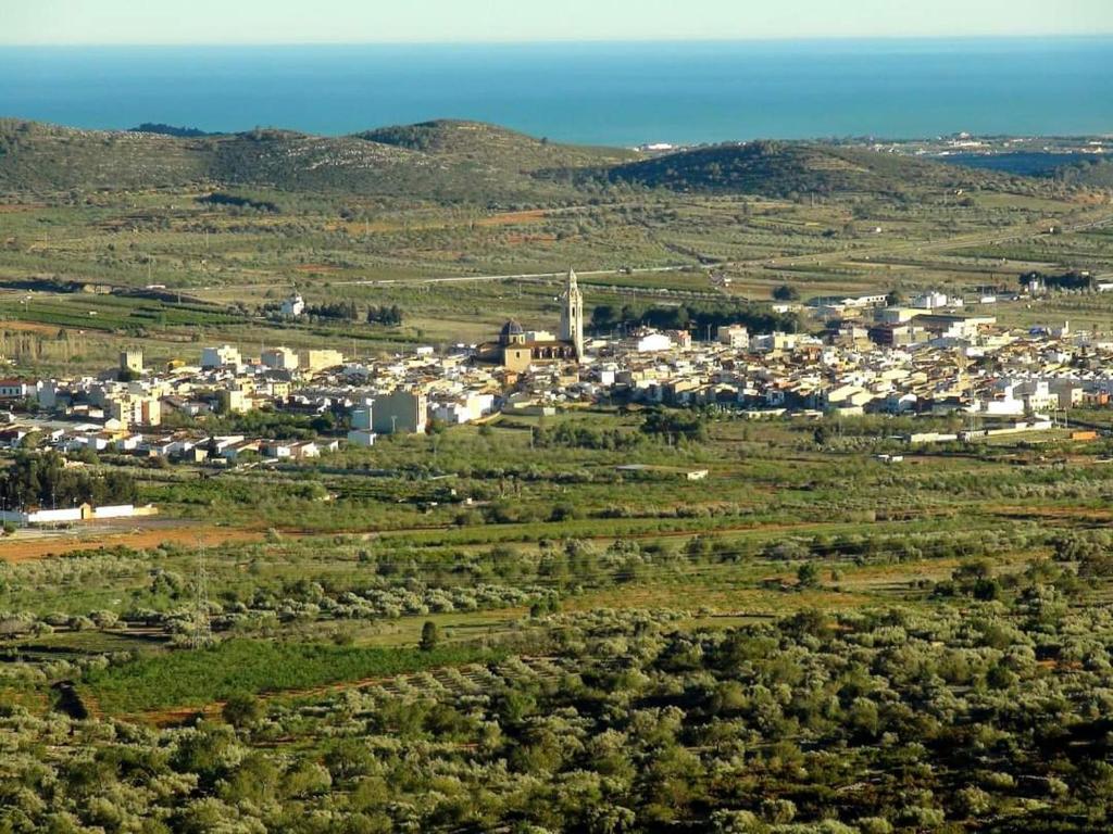 アルカラ・デ・チベルトにあるApartamento para 5 personas en Alcalá de Xivertの小さな町の丘の上空