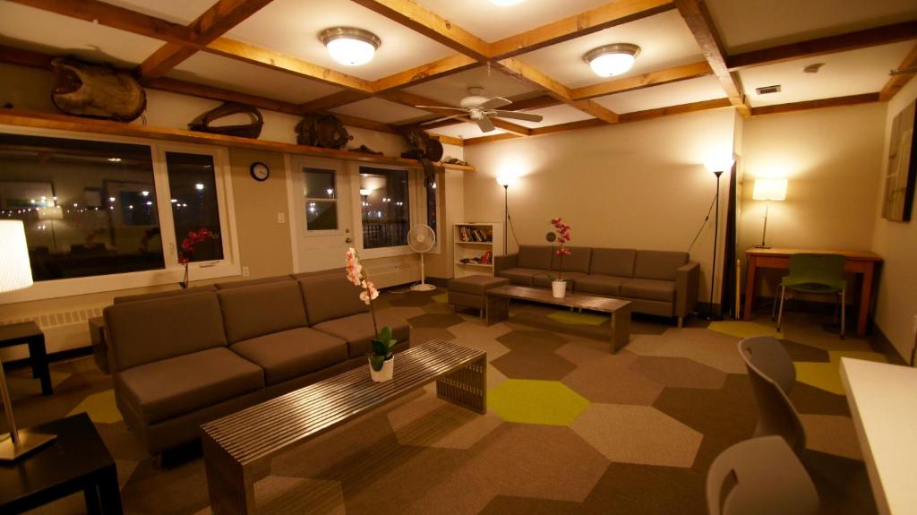 Posezení v ubytování HI Calgary City Centre - Hostel