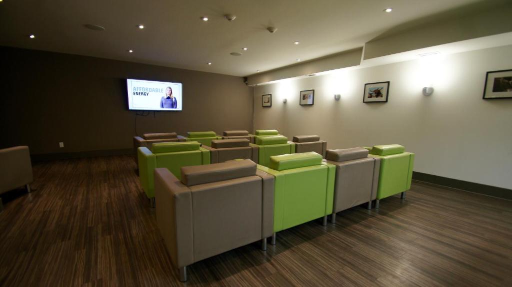 TV a/nebo společenská místnost v ubytování HI Calgary City Centre - Hostel