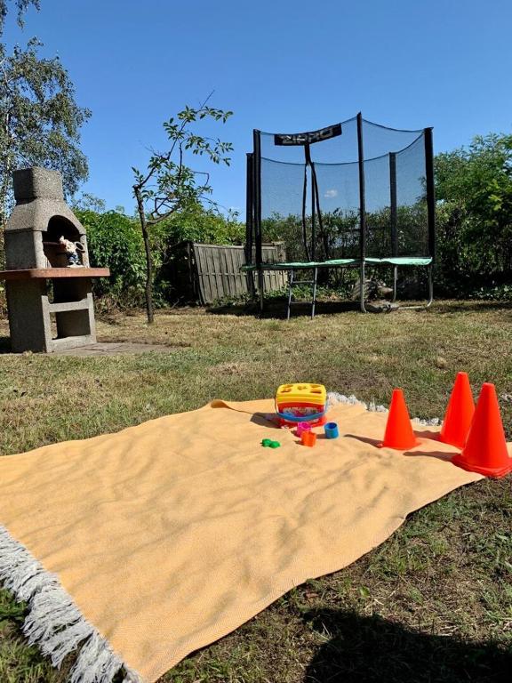 Area giochi per bambini di Dom z widokiem na Wisłę, ogrodem i parkingiem AC Progres