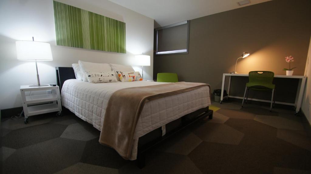 Postel nebo postele na pokoji v ubytování HI Calgary City Centre - Hostel