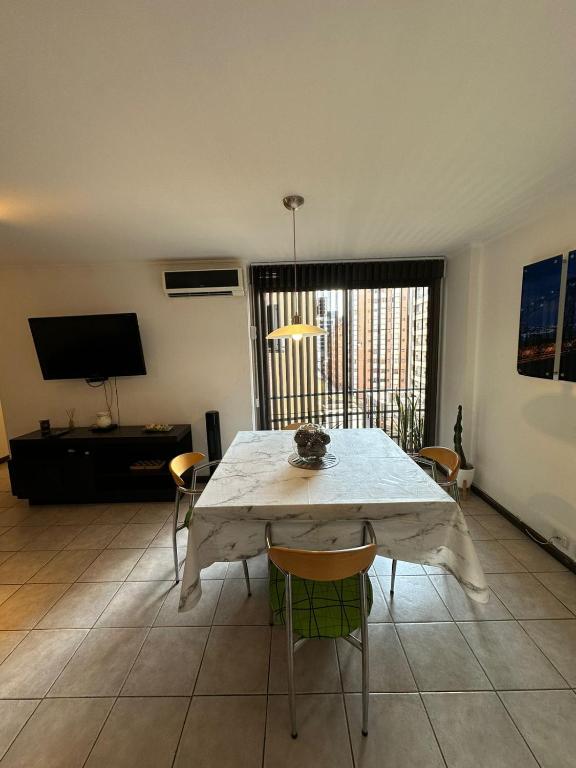 TV a/nebo společenská místnost v ubytování Departamento 1 dorm amoblado con cochera 6 E INVERHOME INMOBILIARIA