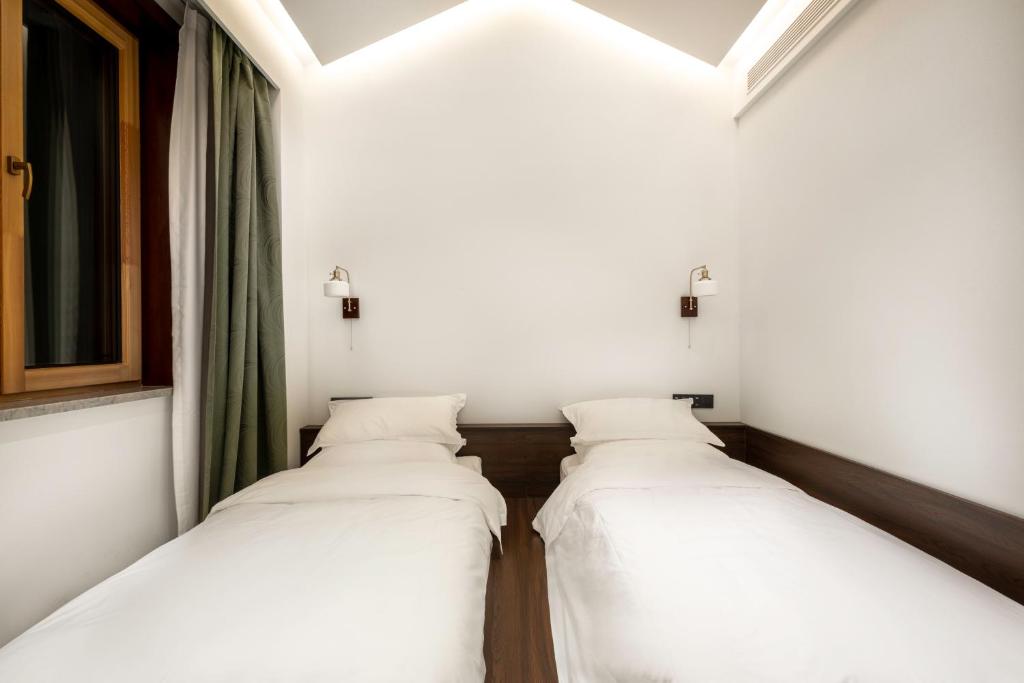 Postel nebo postele na pokoji v ubytování 五福居 Five Blessings Hotel