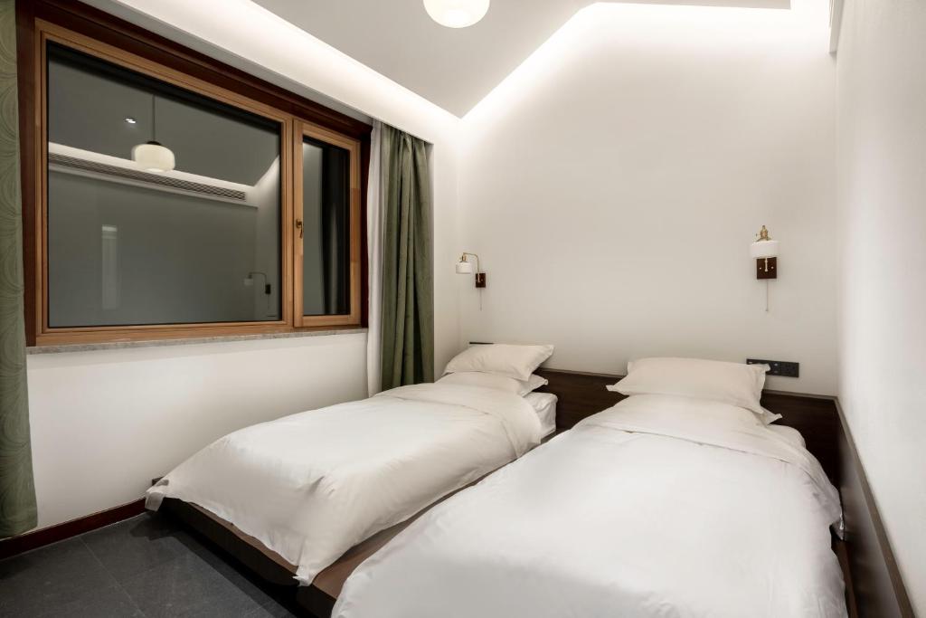 Postel nebo postele na pokoji v ubytování 五福居 Five Blessings Hotel