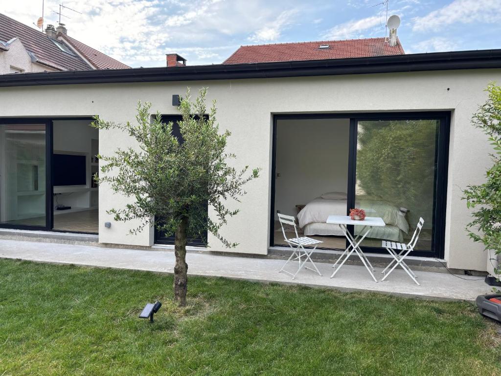 Κήπος έξω από το Charmante Maison 2 pièces RER B - PARIS