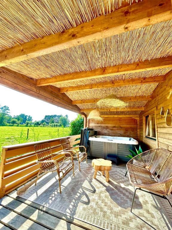 Fotografie z fotogalerie ubytování Mediterranean style chalet with jacuzzi and garden near Amsterdam v destinaci Vijfhuizen