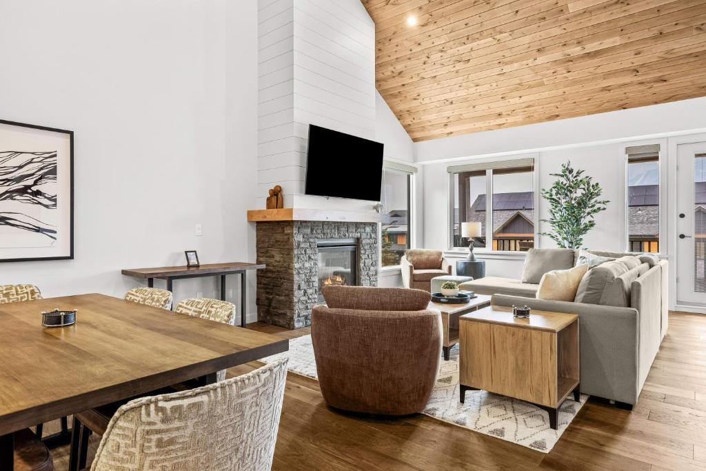 
402 - 2 Bedroom Elevated Condo
