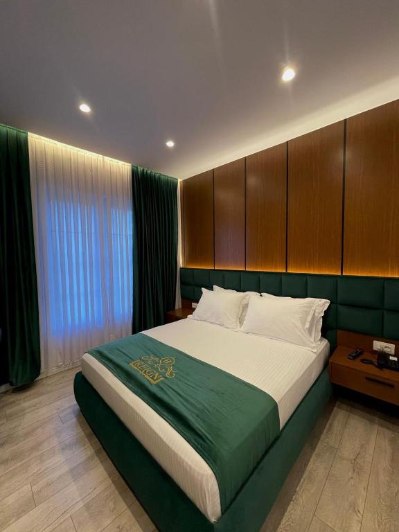 Reign Hotel - Standard Double Room