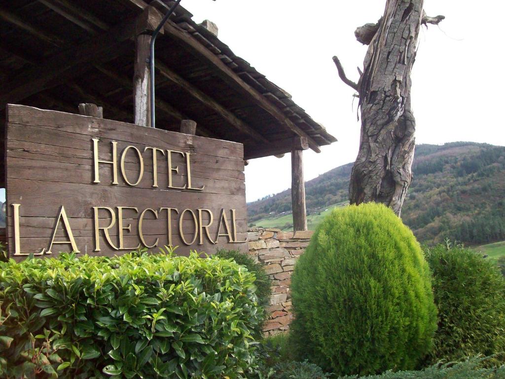 un cartel que lee hotel la regional frente a un edificio en La Rectoral en Taramundi