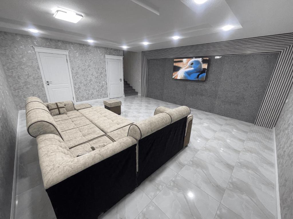 タシュケントにあるTownHouse Near To Tashkent Terminal 3のソファと薄型テレビのあるリビングルーム