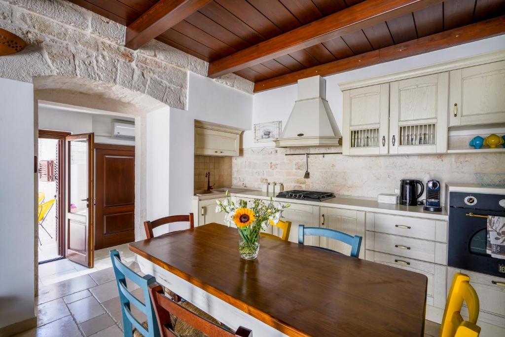 A kitchen or kitchenette at Dimora Monte Grappa