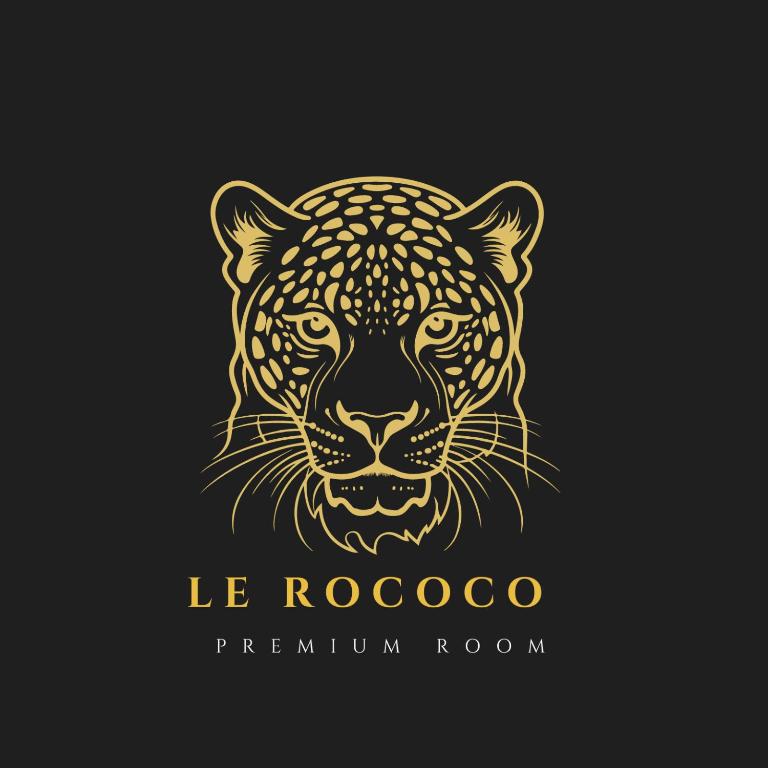 un logo de tête de tigre doré sur fond noir dans l'établissement Le Rococo - Expérience léopard - Centre-ville, à Nantes