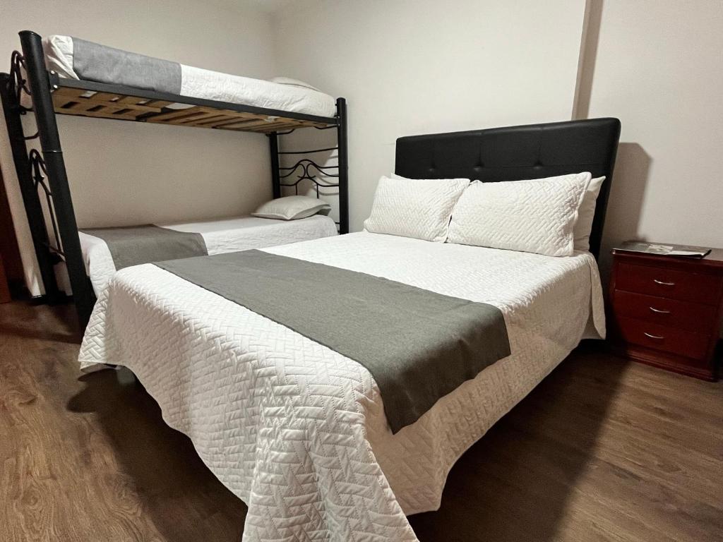 Postel nebo postele na pokoji v ubytování Titas House Bogota