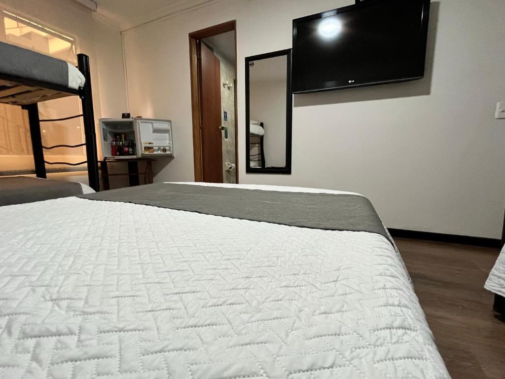 Postel nebo postele na pokoji v ubytování Titas House Bogota