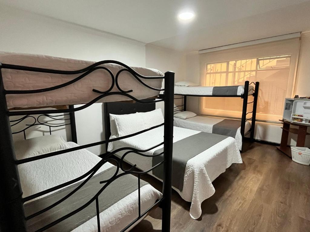 Postel nebo postele na pokoji v ubytování Titas House Bogota