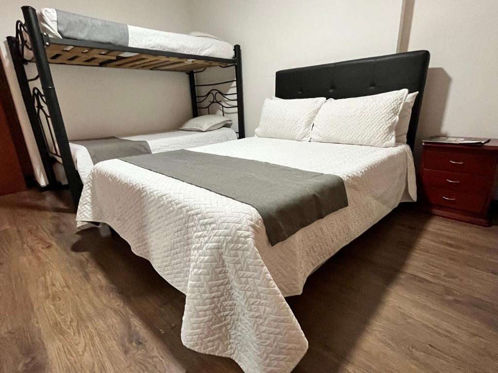 Postel nebo postele na pokoji v ubytování Titas House Bogota