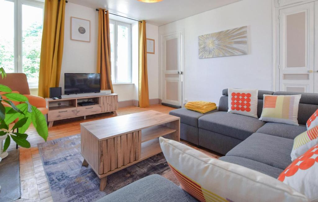 Χώρος καθιστικού στο Cozy Apartment In Cherbourg-En-Cotentin