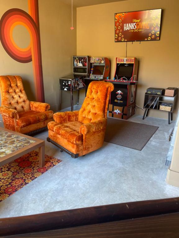 Predel za sedenje v nastanitvi New Home in Lockhart with a Groovy Lounge