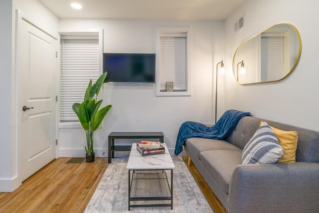 un salon avec un canapé et une table dans l'établissement Cornhill Apt Wfreeparkingkitchenwd, à Rochester