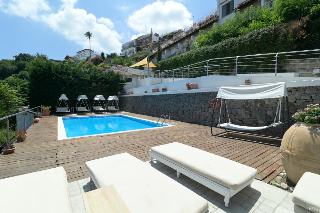 una piscina con sedie a sdraio e aviatore di Marina 10 Design Hotel & SPA a Ischia