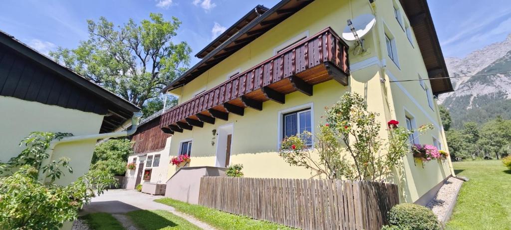 Nespecifikovaný výhled na hory nebo výhled na hory při pohledu z venkovského domu
