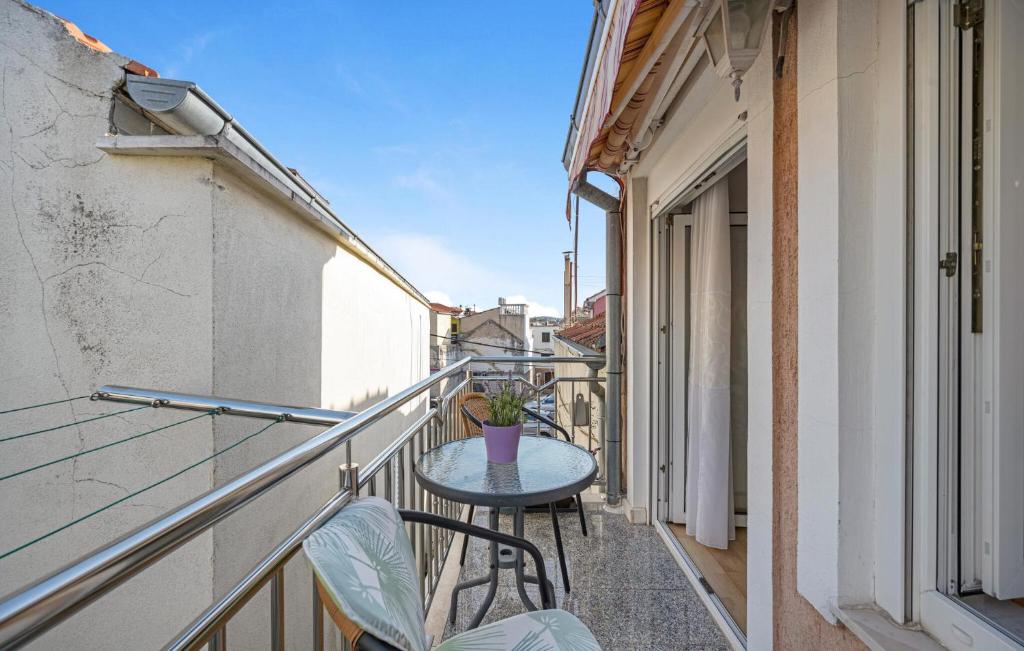 a balcony with a table and chairs on a balcony at Stunning Apartment In Vodice in Vodice