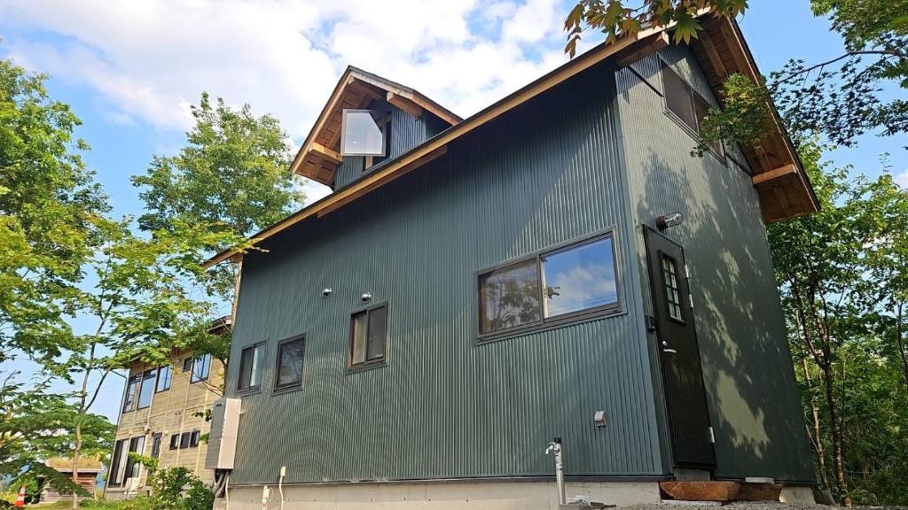 a green house with a gambrel roof at halcoya hanare - Vacation STAY 89587v in Shizukuishi