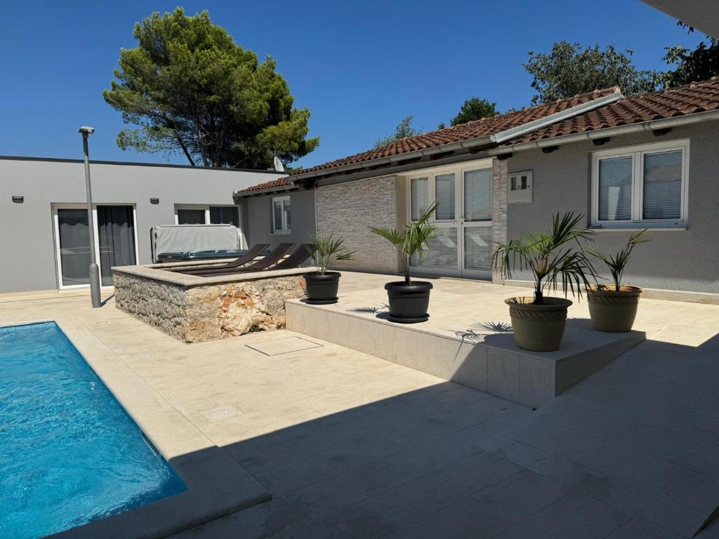 a backyard with a swimming pool and a house at Residence Monte Magno in Pula