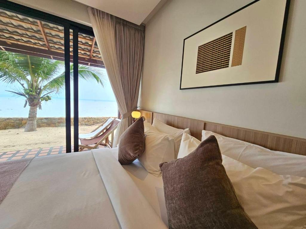 Un pat sau paturi într-o cameră la Boon Heritage House Koh Samui
