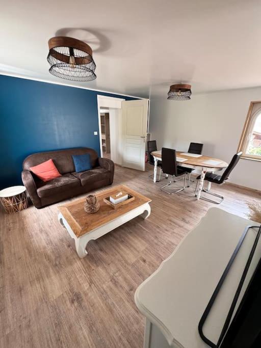 un salon avec un canapé et une table dans l'établissement Gîte le Lavoir, à Oger