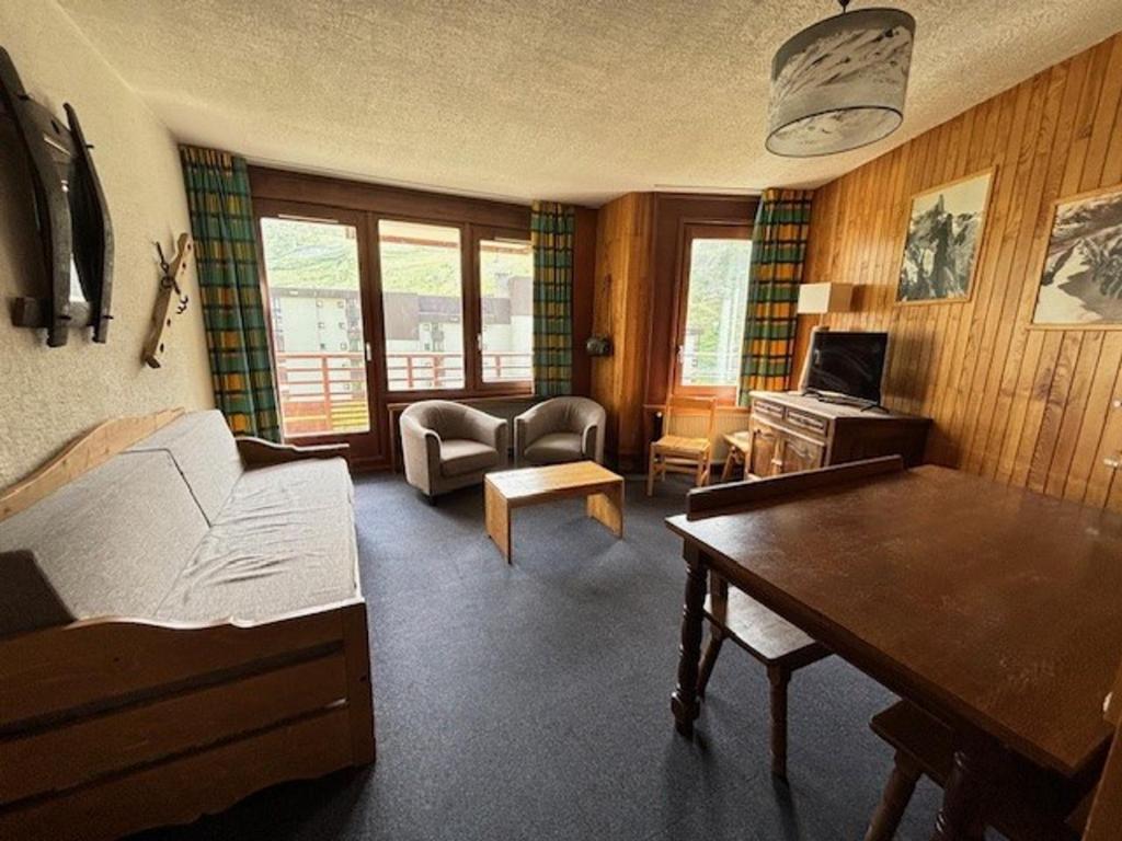 une chambre avec un lit, un bureau et une table dans l'établissement Spacieux 3 pièces avec balcon, coeur des commerces à Tignes - FR-1-449-22, à Tignes