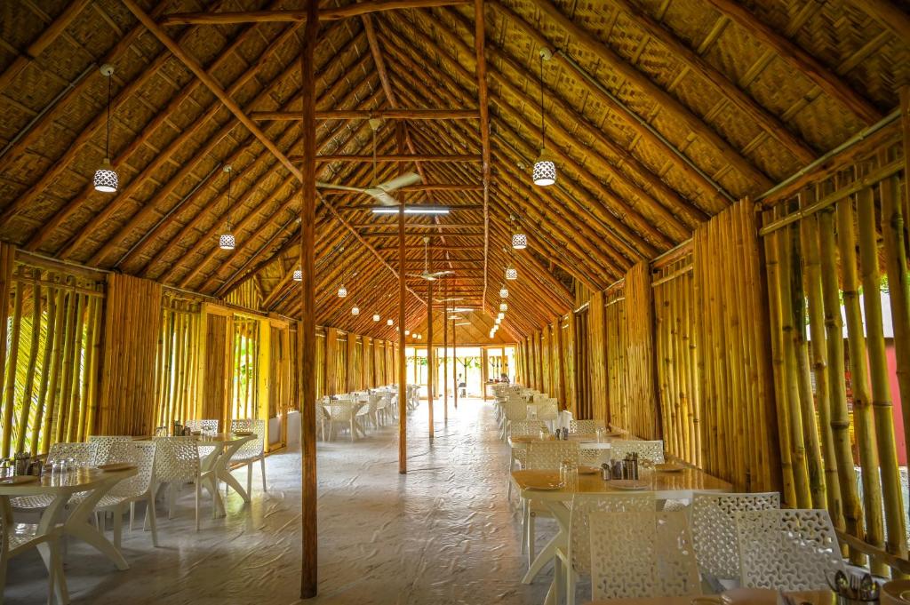 Restoran atau tempat lain untuk makan di Tamarind Tree Way Side Amenities