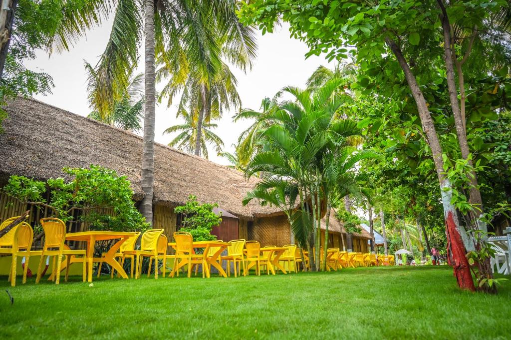 Taman di luar Tamarind Tree Way Side Amenities