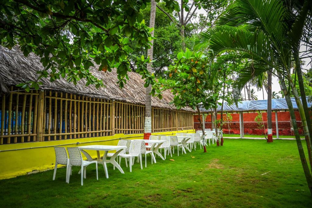 Taman di luar Tamarind Tree Way Side Amenities