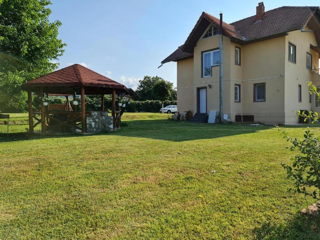 Ein Garten an der Unterkunft Casa din povesti