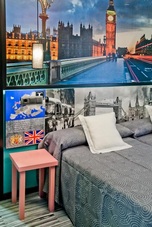 a bedroom with a bed and a picture of big ben at JC Rooms Santo Domingo in Madrid