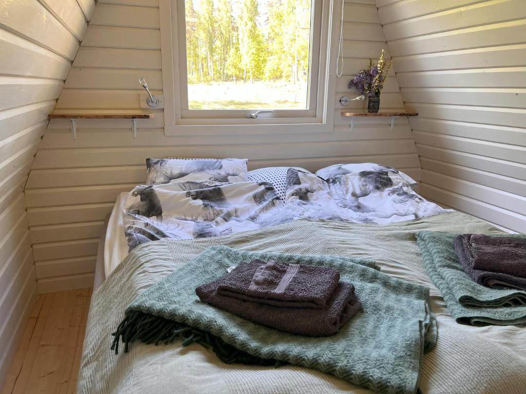 Postel nebo postele na pokoji v ubytování Rugstorps Lantgårds Glamping
