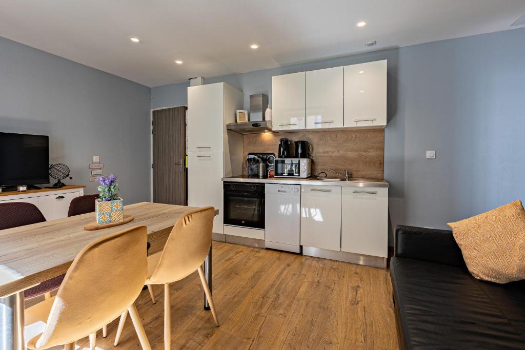 une cuisine et une salle à manger avec une table et des chaises dans l'établissement ღ Le Paul Riquet - Centre ville, Wifi fibre, Netflix, à Béziers